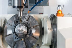 Kỹ sư CAM kiểm tra G-code CNC trước khi chạy máy thực tế