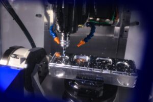 Kỹ sư kiểm tra khuôn ép nhựa sau gia công CNC do phát sinh lỗi cần sửa chữa nhiều lần