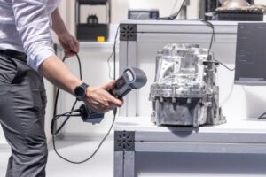 Kỹ sư thực hiện scan 3D ngành ô tô để kiểm tra chất lượng và thiết kế ngược