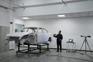 Kỹ sư thực hiện 3D Scan chi tiết BIW để phục vụ kỹ thuật ngược và tái tạo CAD